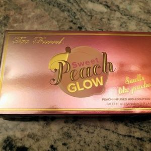 Too Faced Sweet Peach Glow Highlighter Palette
